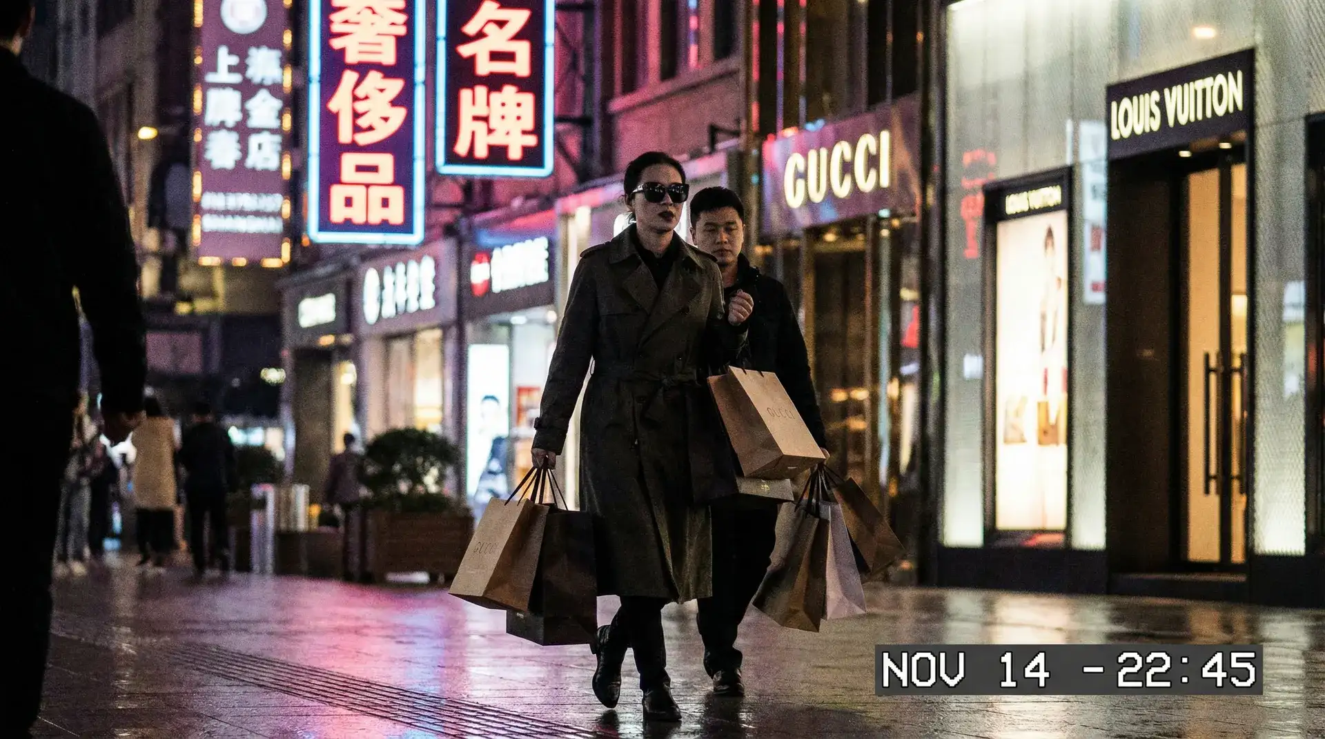 年轻的母亲 - 奢侈品购物被拍