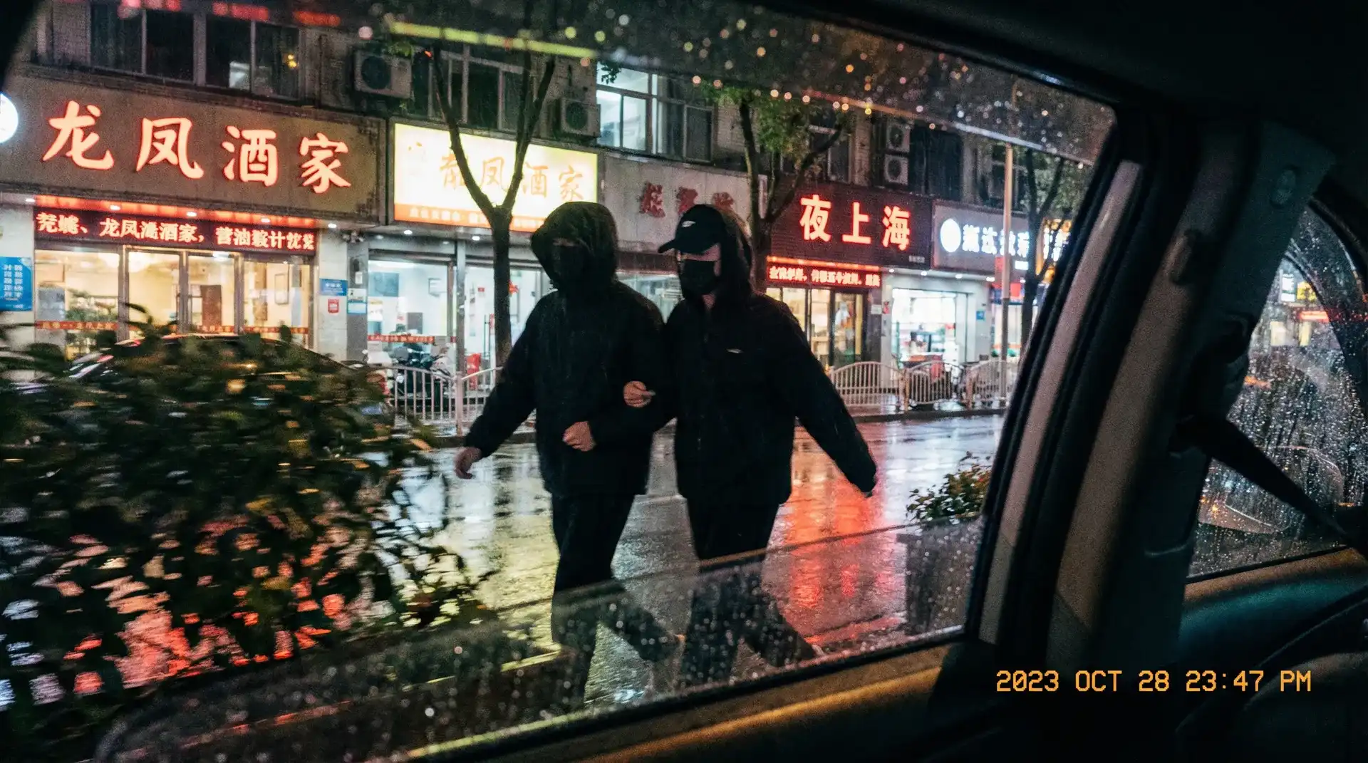 年轻的母亲 - 顶流明星深夜密会现场抓拍照片